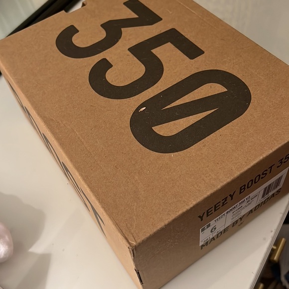 Yeezy Boost 350 V2 ‘OREO’ - Picture 4 of 10